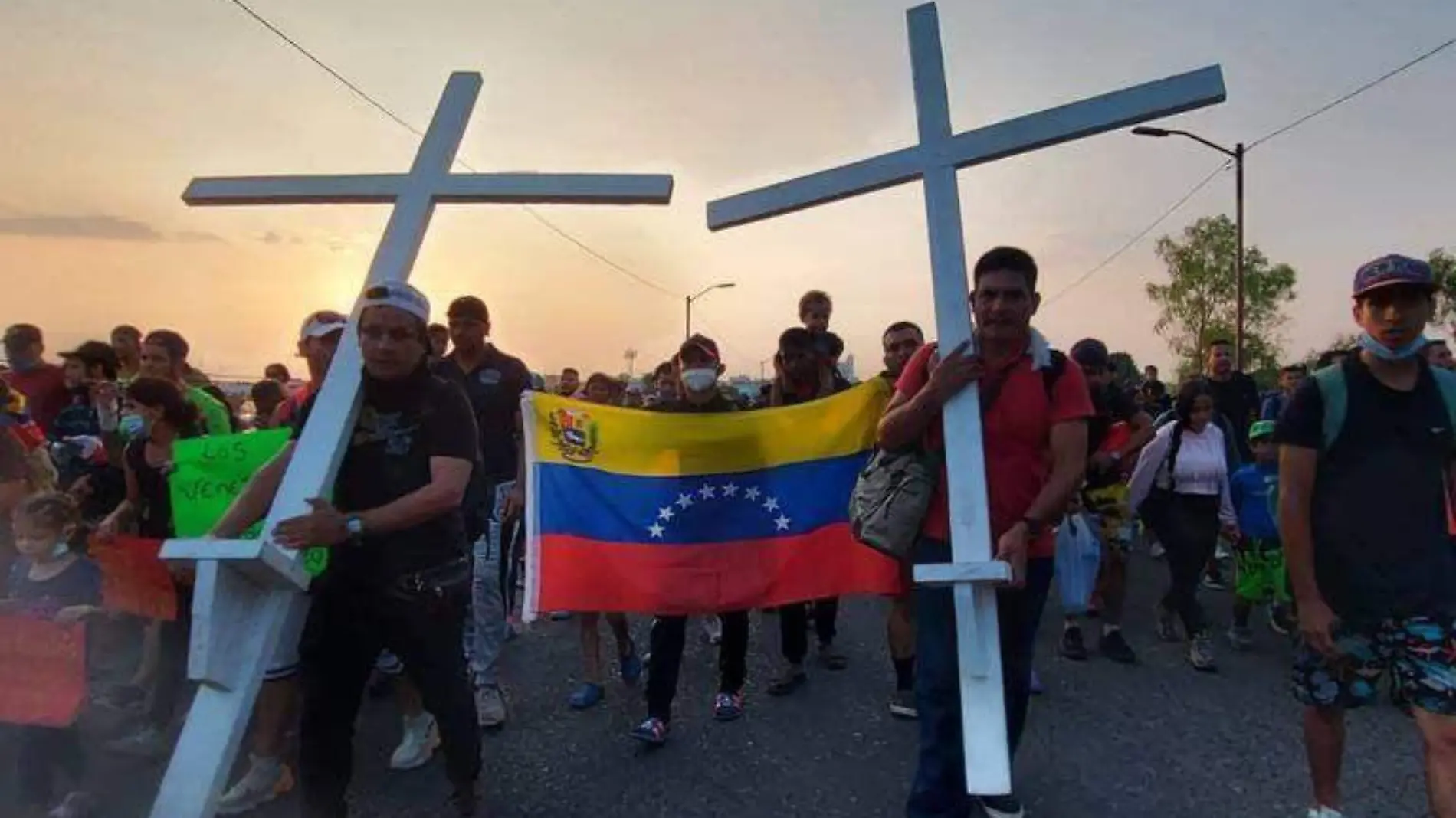 venezolanos con su bandera y cruces